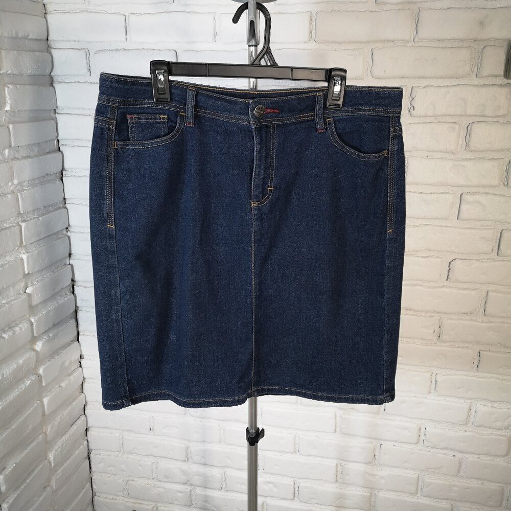 Wrangler Ladies Size 12M Medium Wash Zipper & Button Closure Denim Skirt